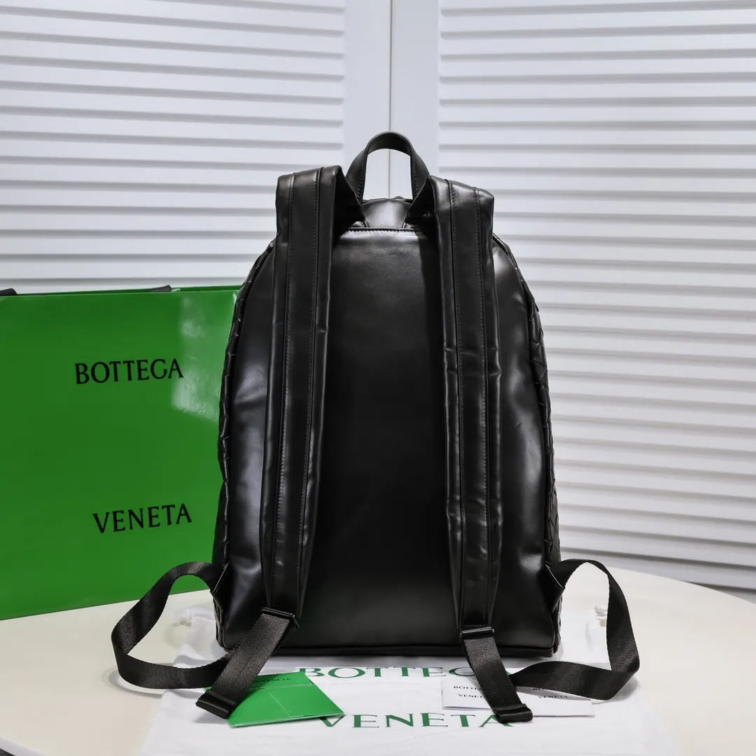 Batch 1860 new style👇BV Baodiejia's new woven backpack is a must-have item for travel, and the backpack is definitely the first choice for popularity. As the iconic classic element of the brand, it is well integrated into larger backpacks. It uses woven strips with a width of 1.5 to make the whole more coordinated. Fashion and recognition are well balanced. No logo, low-key and generous. Italian calfskin + canvas lining. High functionality. Size: width 32*43cm. Model: 6619